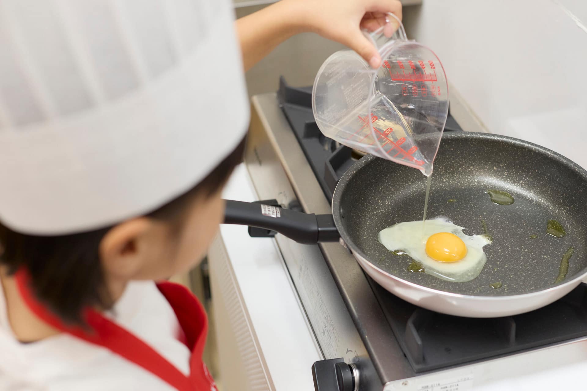 子どもが料理をしている様子