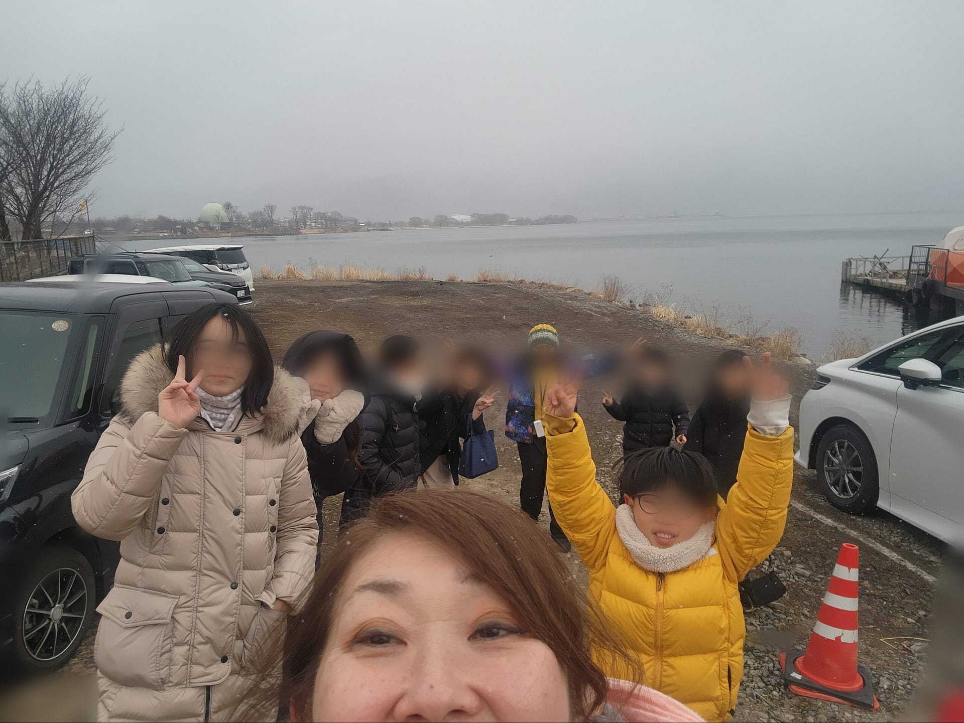 屋外で笑い合う子どもたちと大人