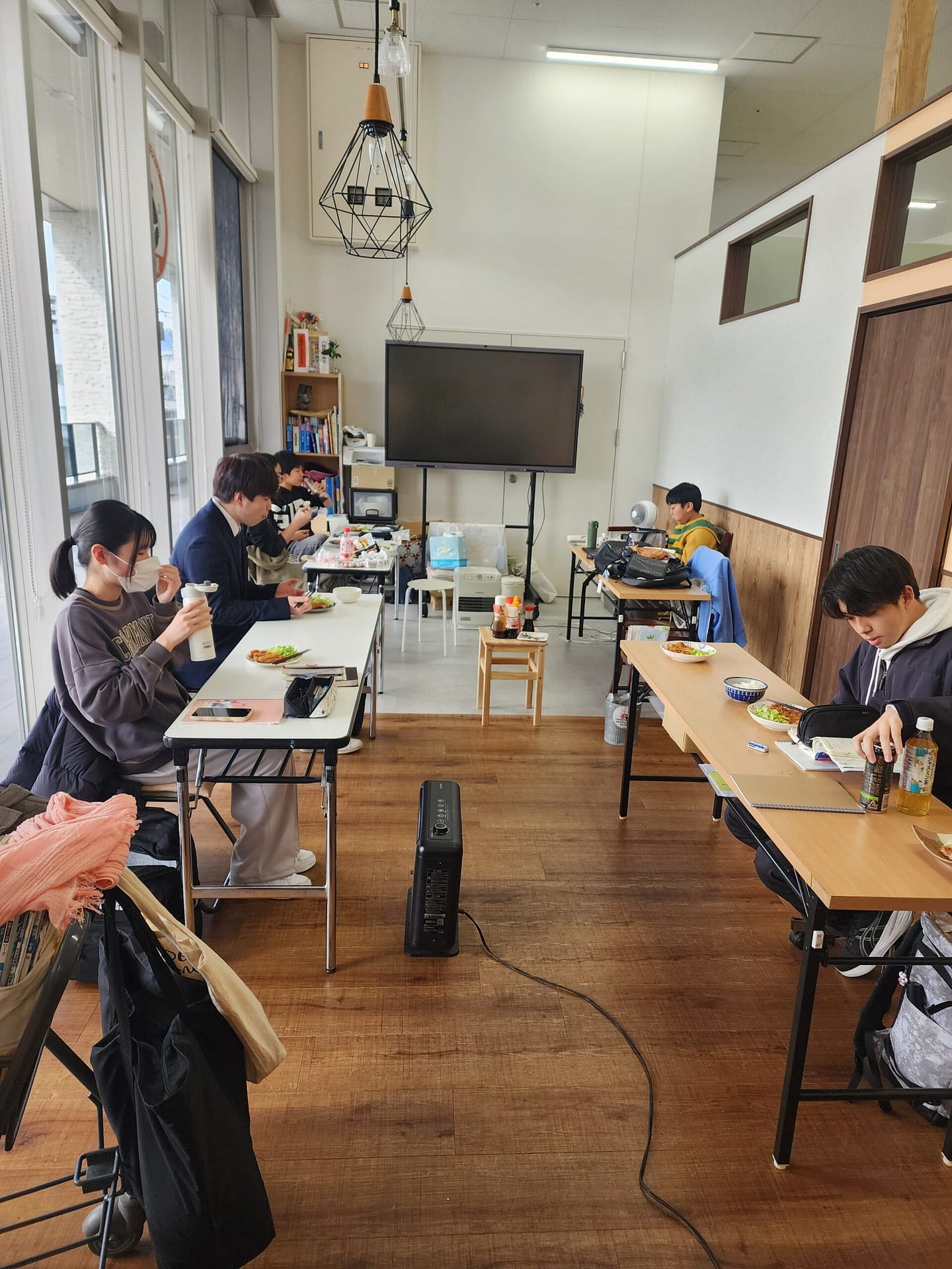 机が並んだ学びの部屋で作業している様子