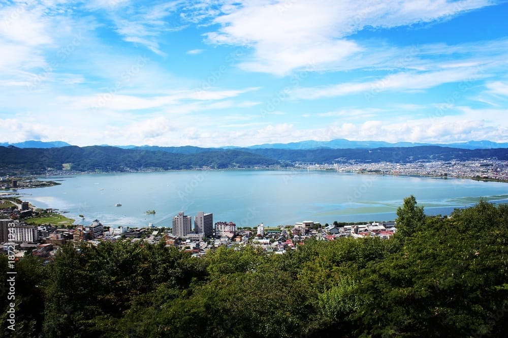 高台から見下ろした街と水辺の風景