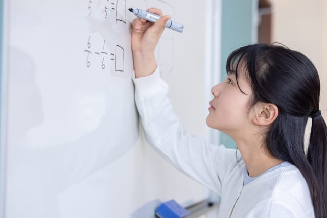 川崎市のフリースクール NIJINアカデミー武蔵新城校で活動する子どもの様子