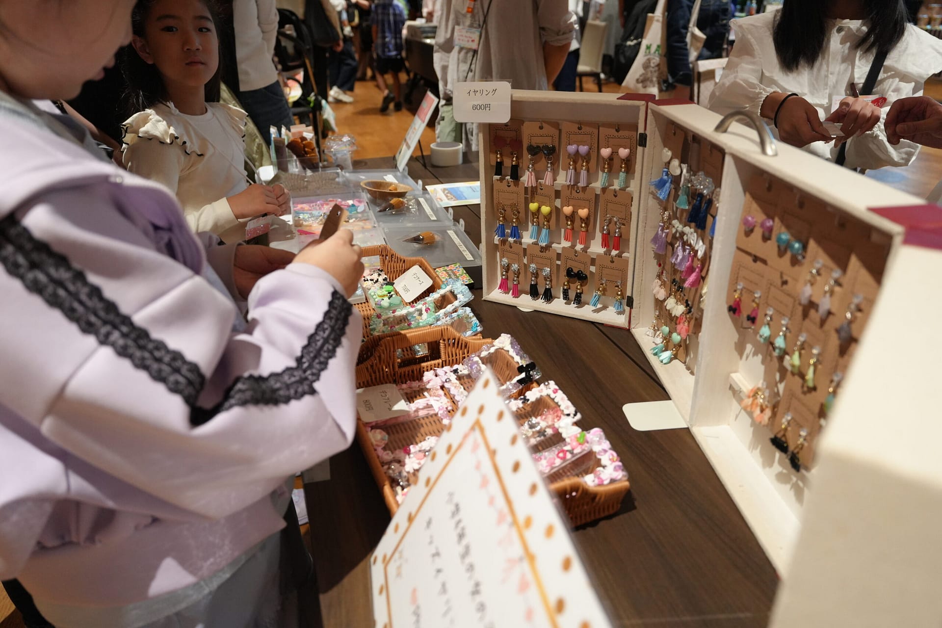 手づくりの品が並ぶ棚を見ている様子