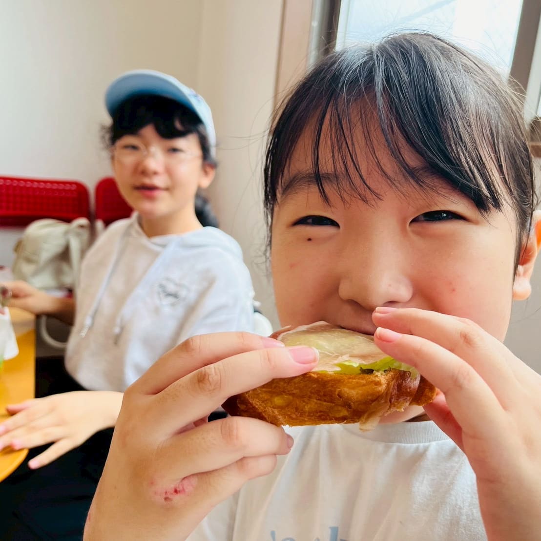 自分たちでつくったパンを食べる子どもたち
