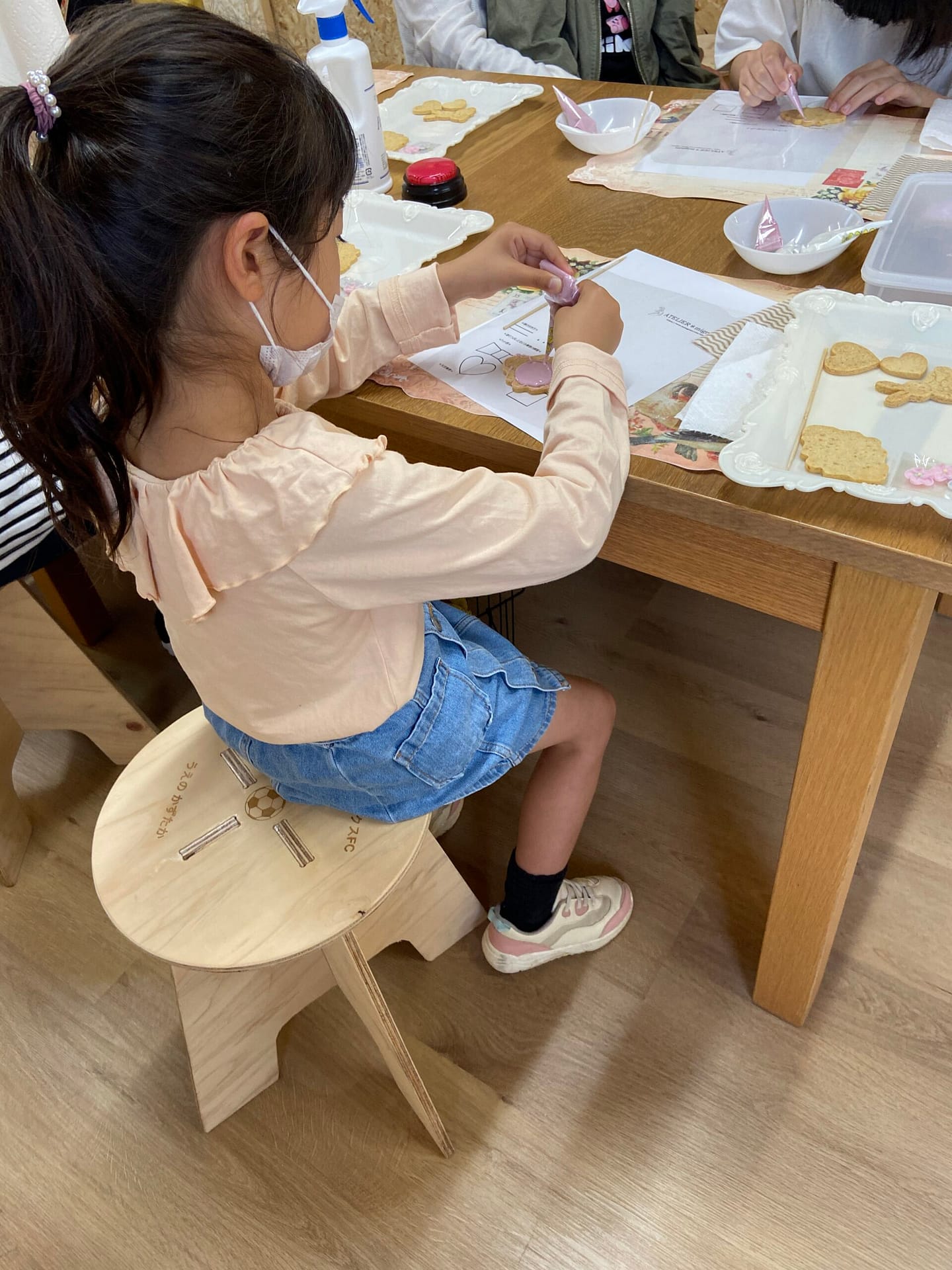 工房の机で制作に集中する子ども