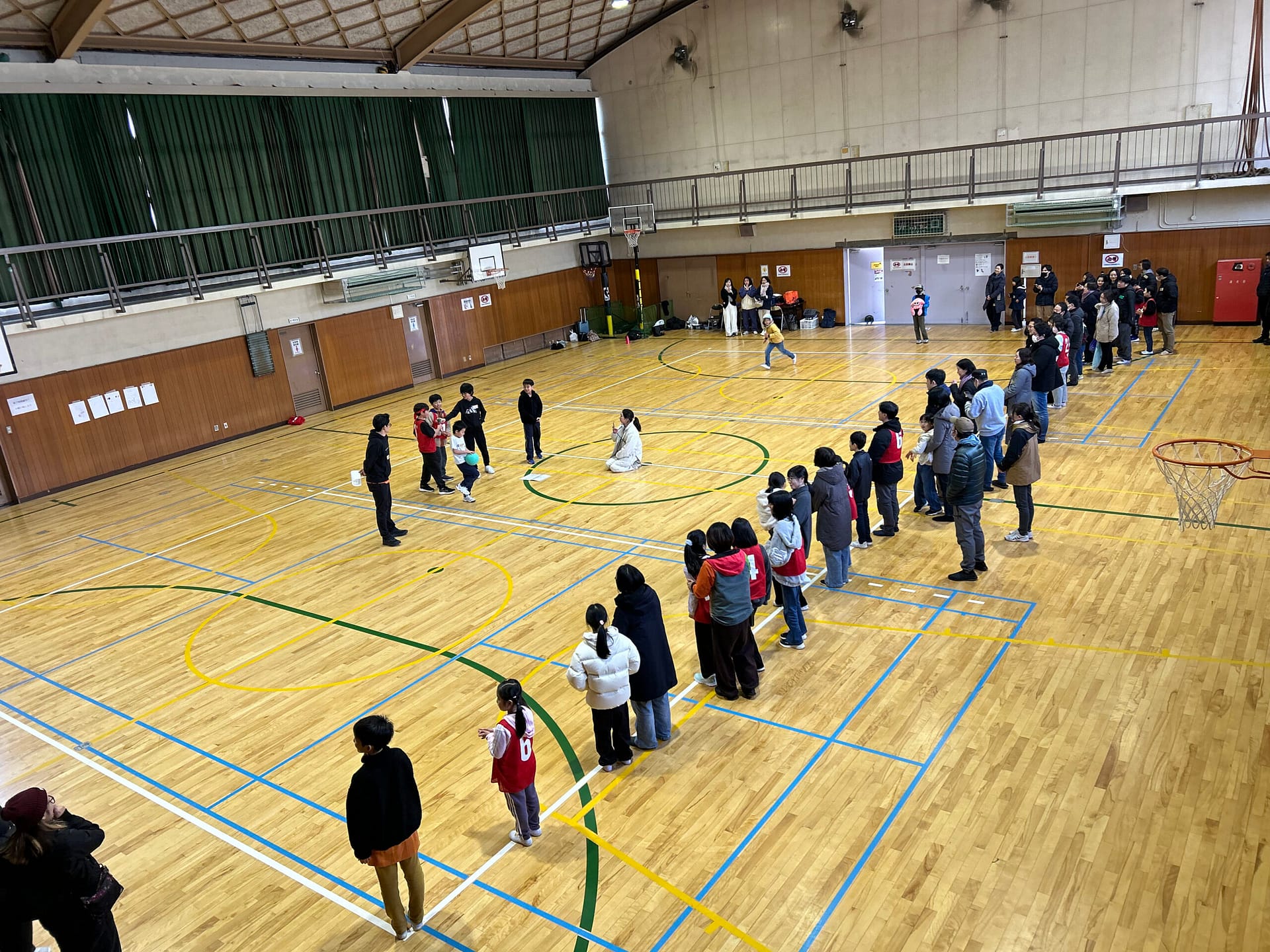 体育館に集まった子どもたち