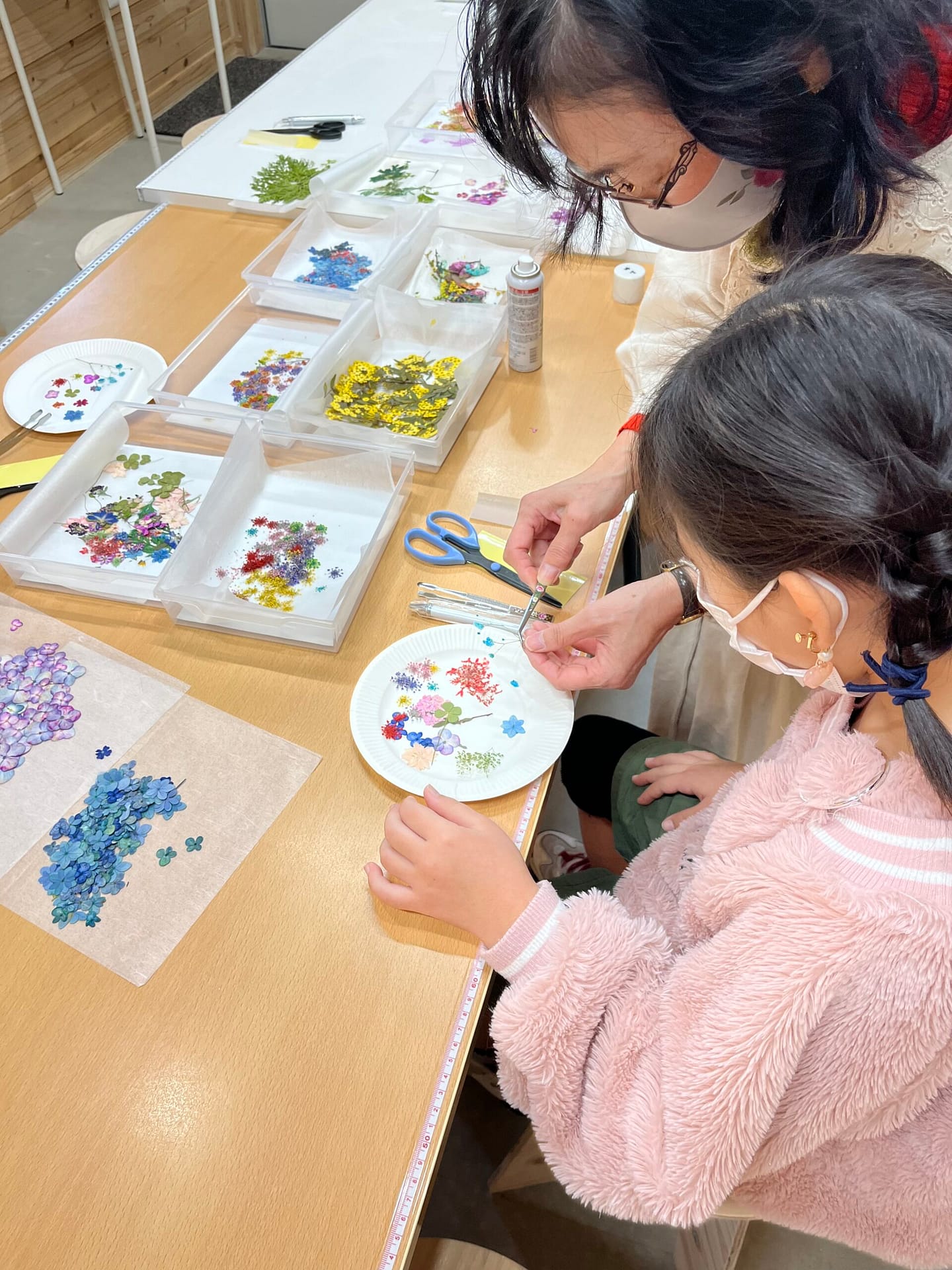 宮崎校で押し花の作品づくりに取り組む