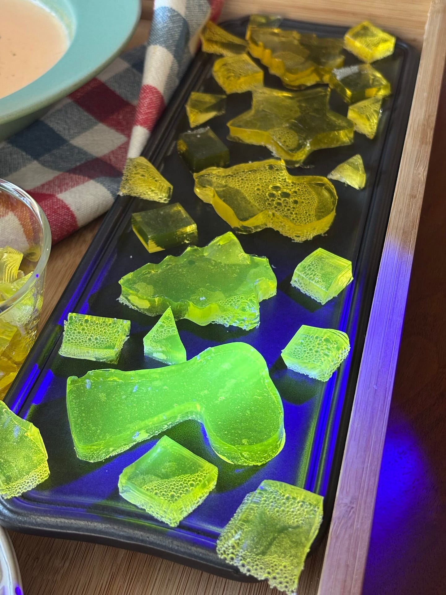 自分たちでつくった、光を通す手づくりの作品