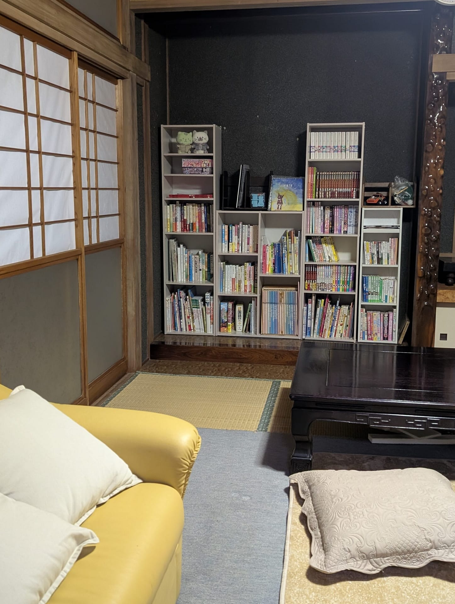 本棚とソファのある和室の居場所