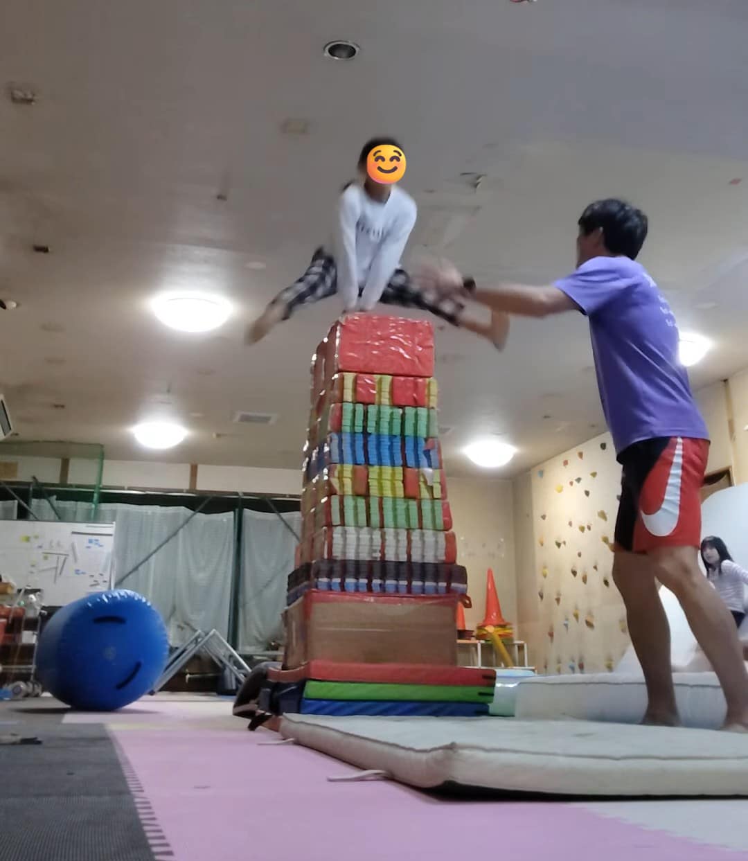 室内の遊具で体を動かす子どもたち