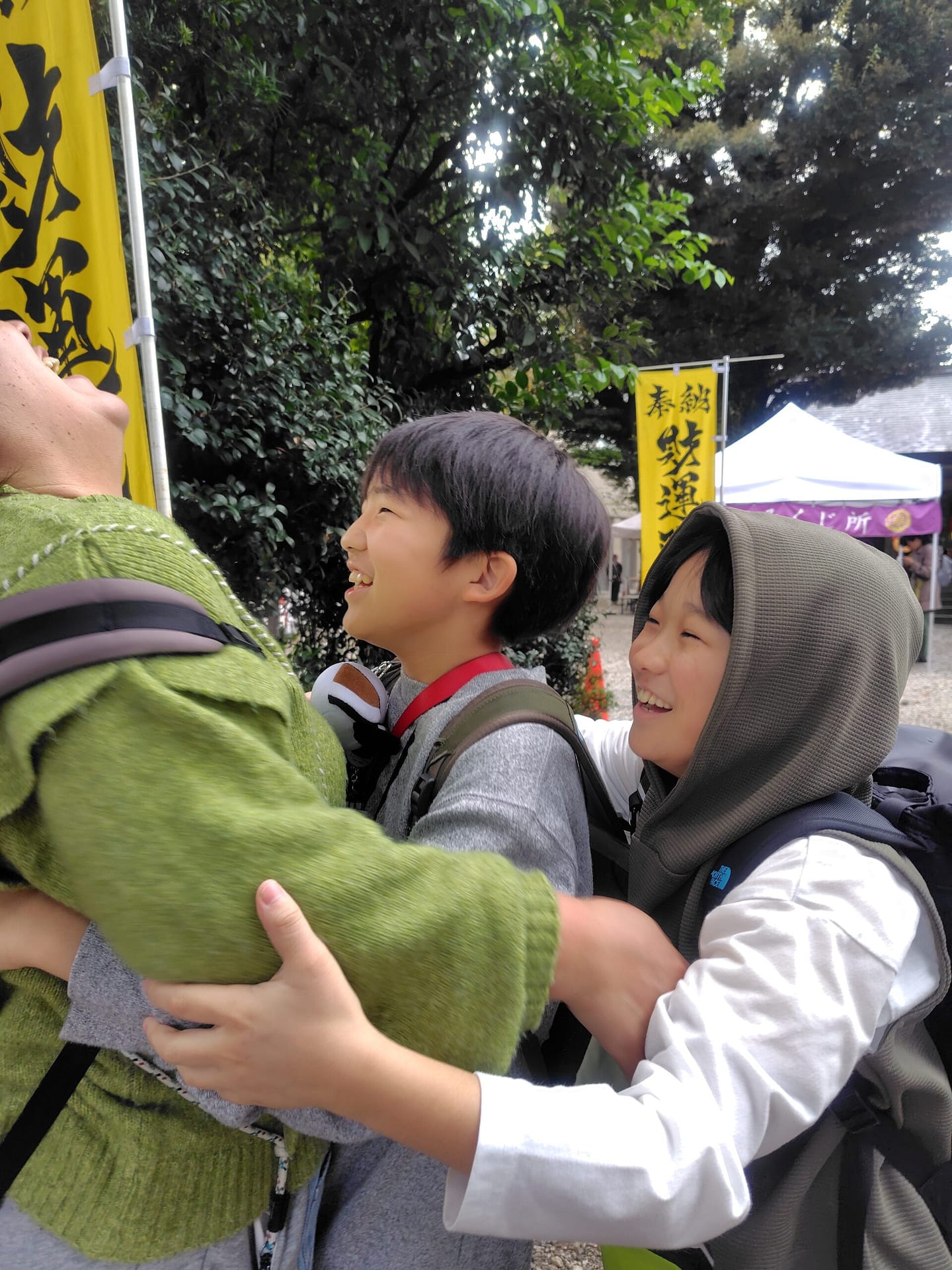 校外学習で歩く子どもとスタッフ