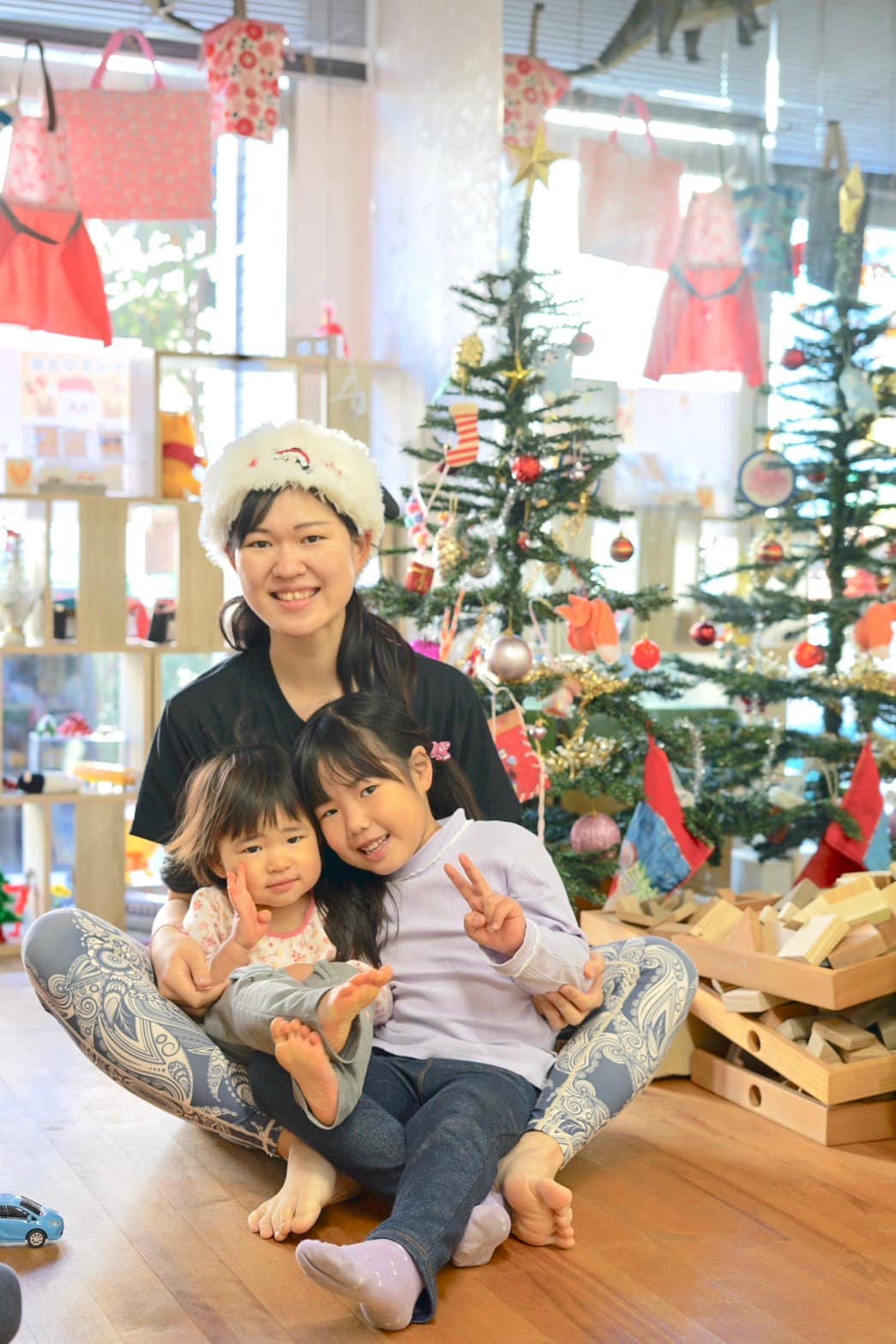 季節の飾りつけをした教室で過ごす子どもたち