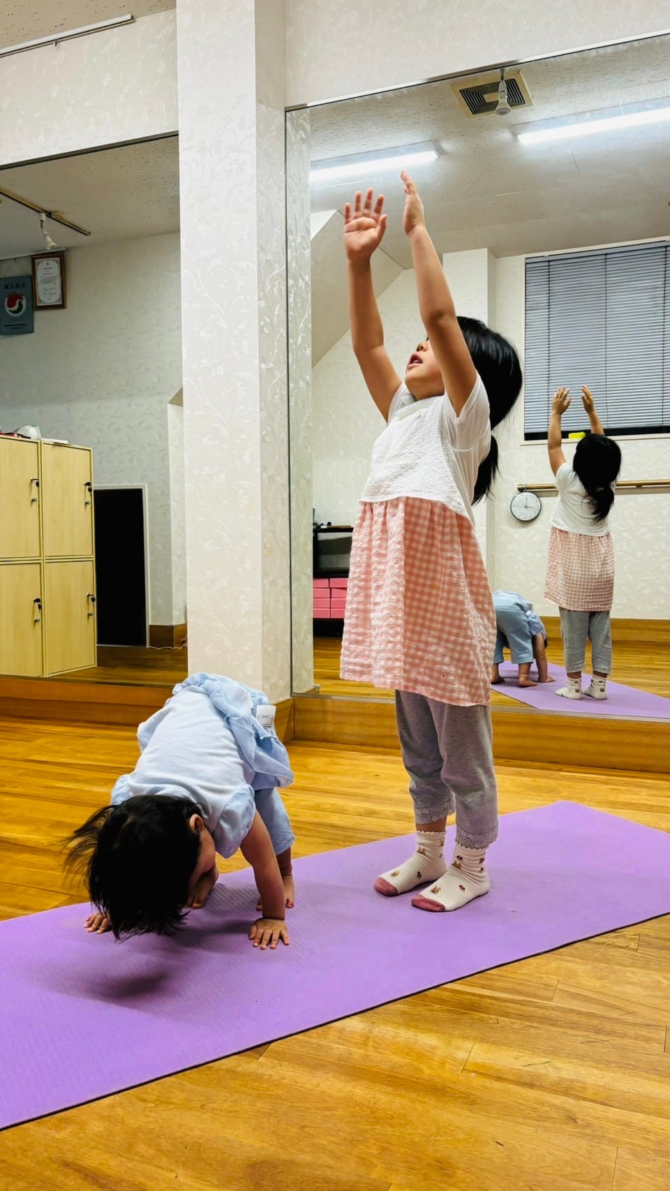 体を動かす時間。マットの上で逆立ちに挑戦する子ども