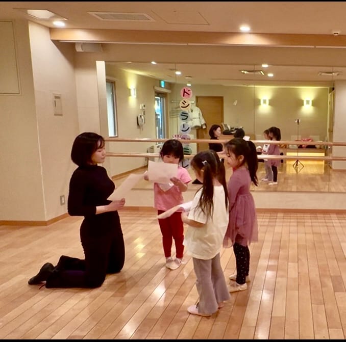 NIJINアカデミー恵比寿校でダンスに取り組む子どもたち