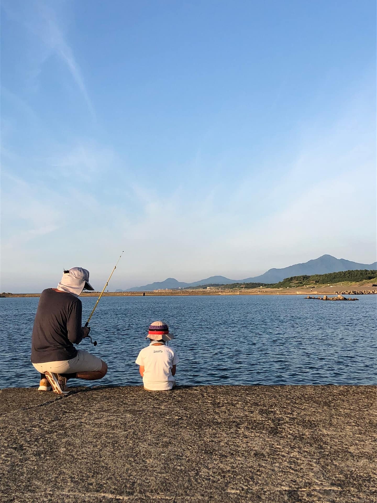 湖のほとりで過ごす子ども
