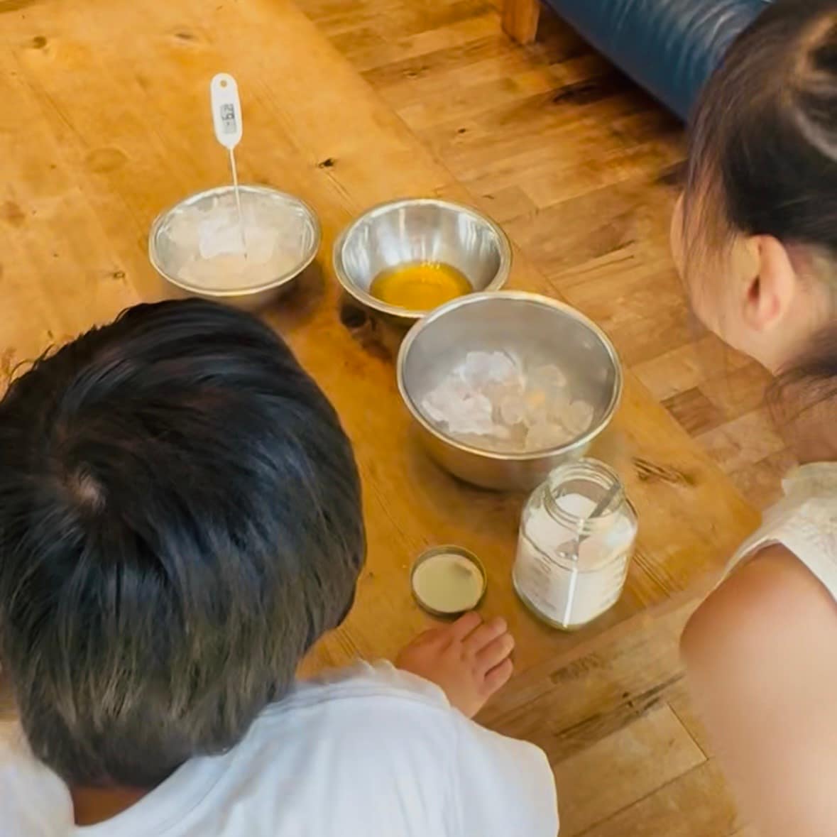 ボウルと材料を前に調理にとりかかる様子