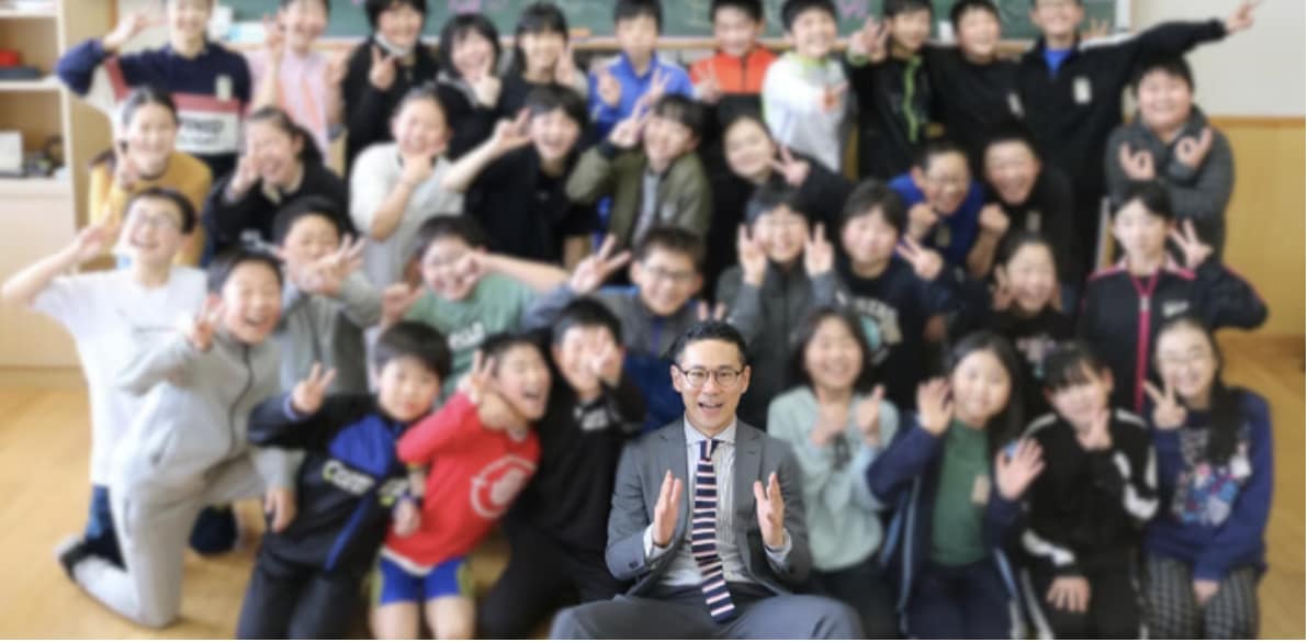 たくさんの子どもとスタッフが集まった記念撮影