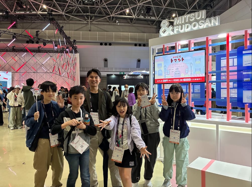 校外学習で展示イベントの会場を見てまわる子どもたち