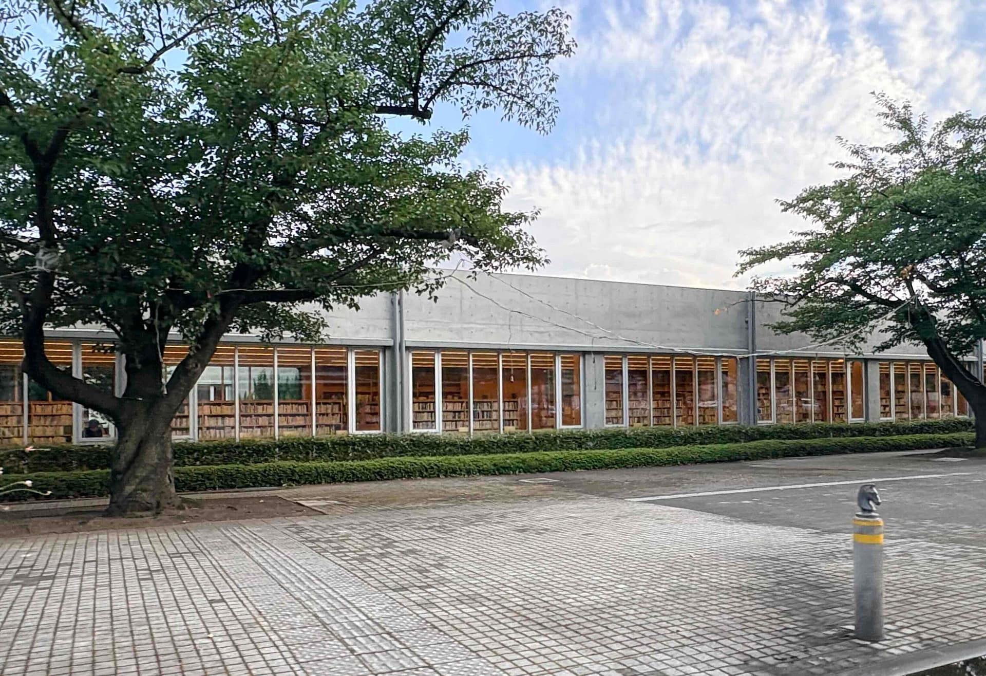 学びの場として使われている建物の外観