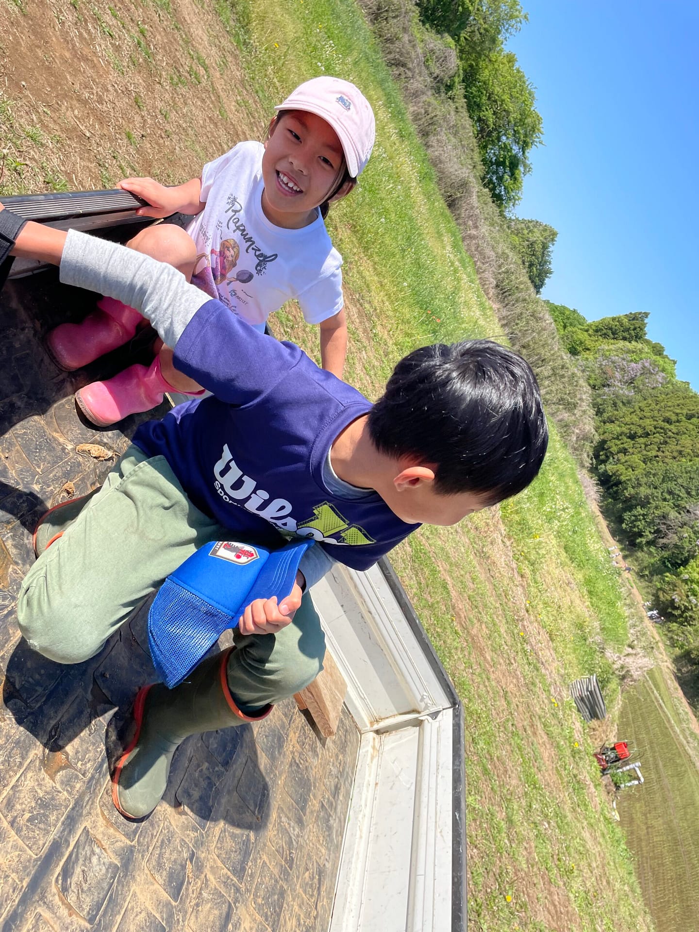 川の浅瀬を歩く子どもたち