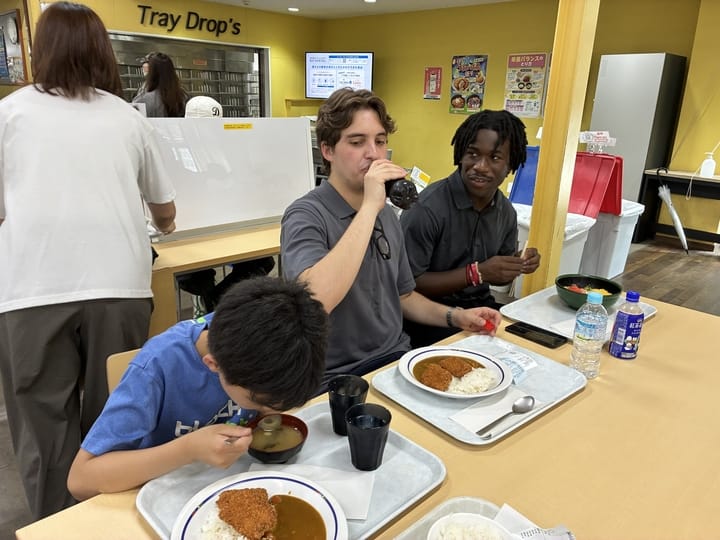 大学の学食で昼ごはんを食べる子どもたち
