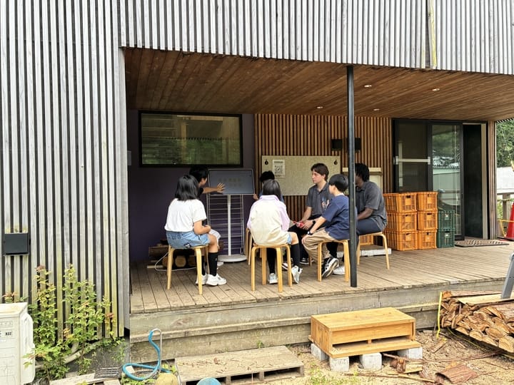 東京学芸大学内ラボ校の木造の建物のデッキで活動する様子