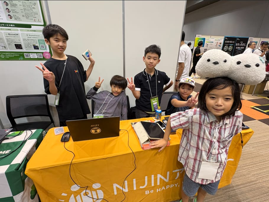 イベントのブースで笑顔を見せる子どもたち