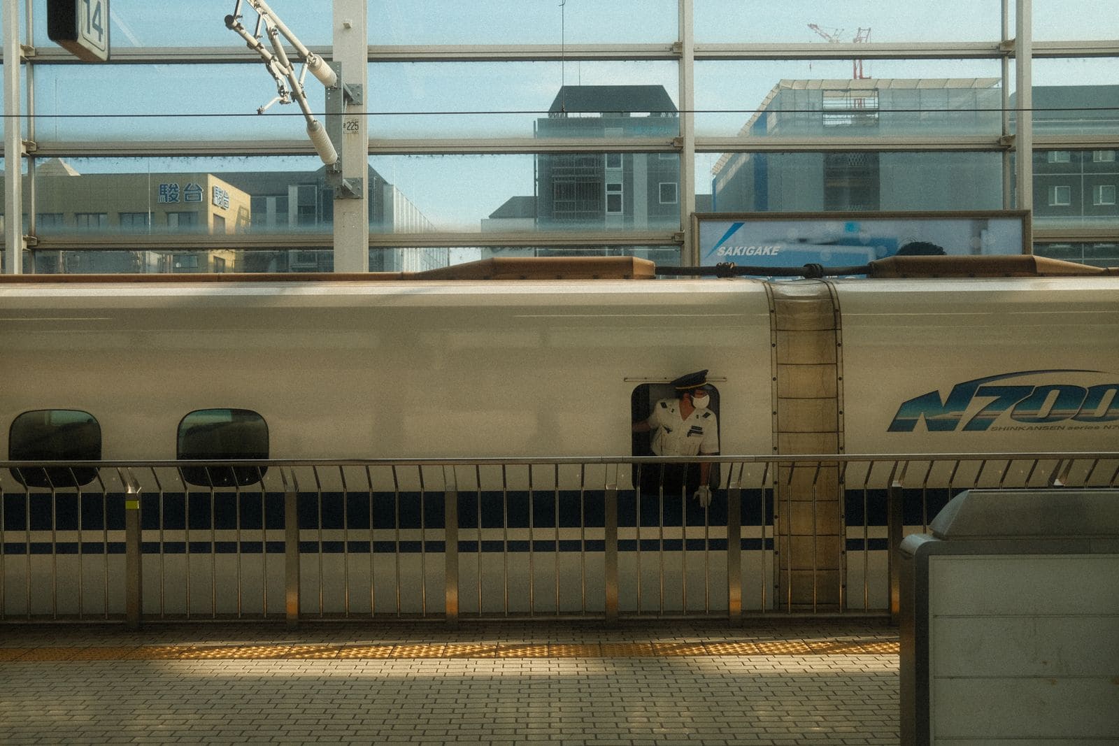 駅のホームと線路