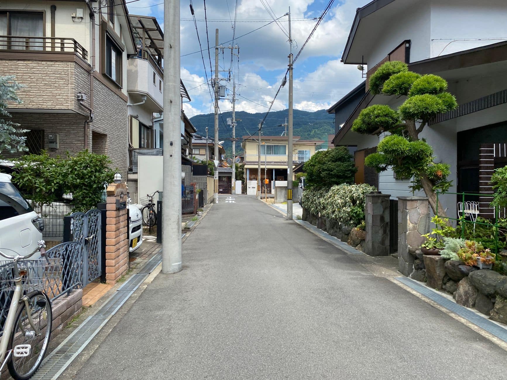 静かな住宅街の路地