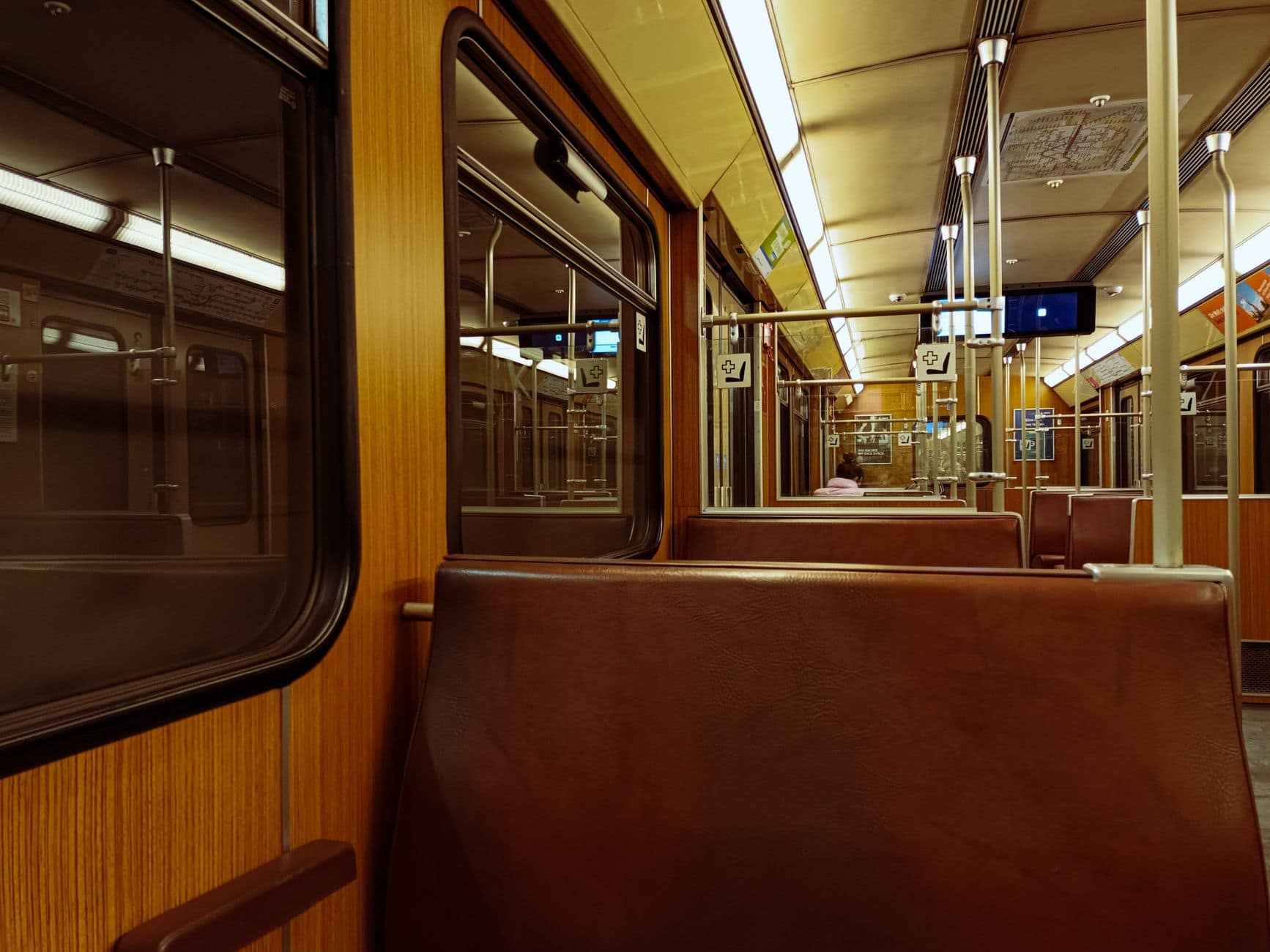 夕方の電車の車内