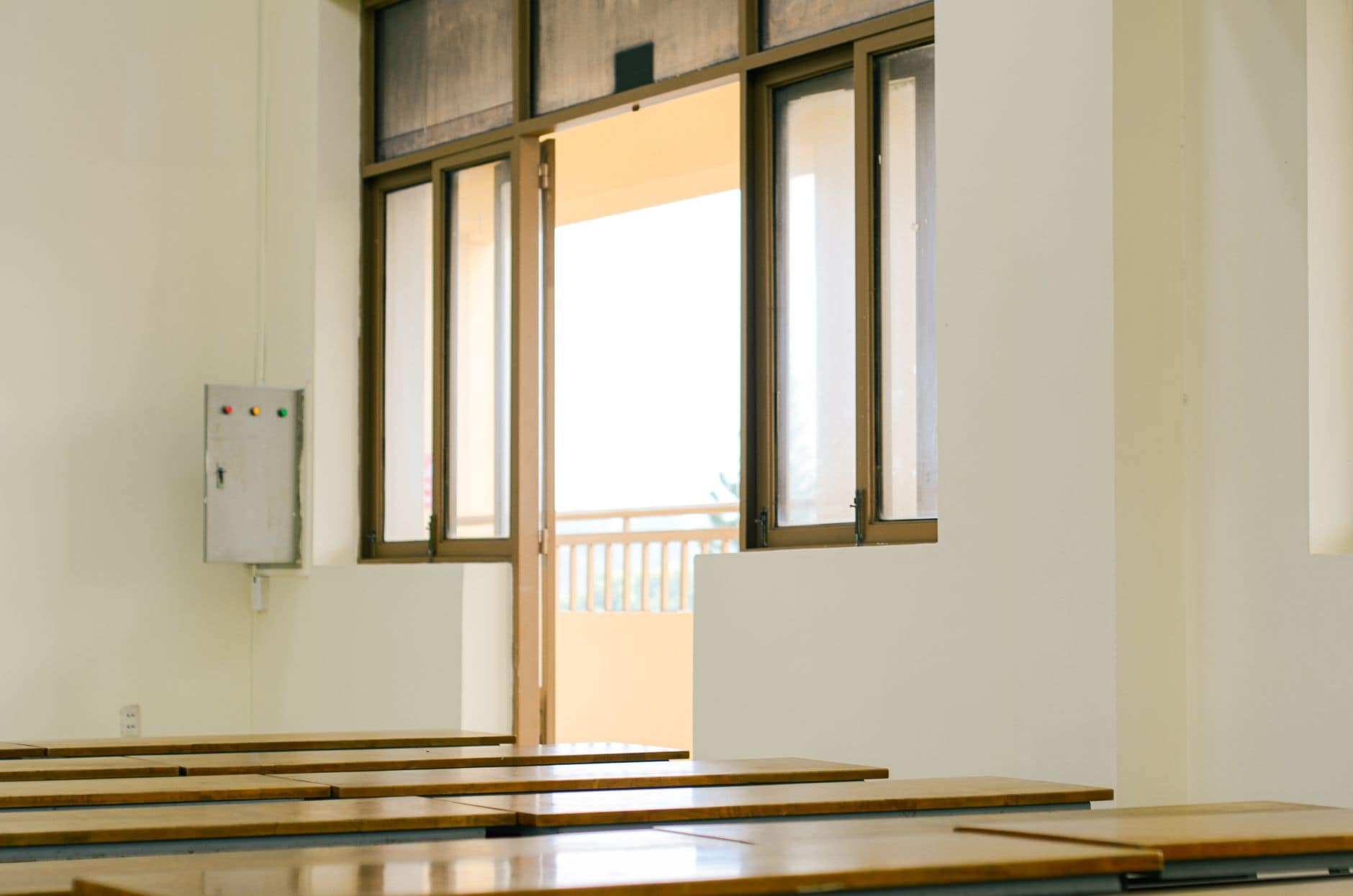 誰もいない教室の机といす