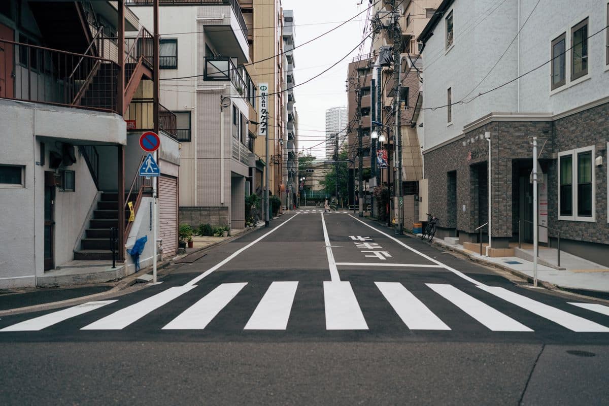 東京の静かな住宅街の道