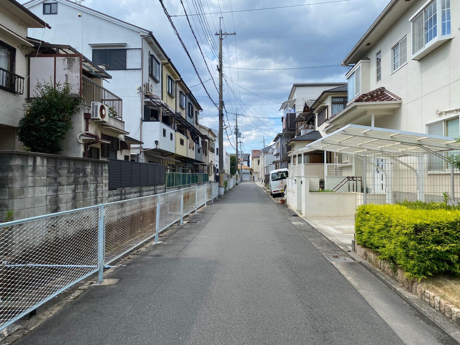 晴れた日の住宅街